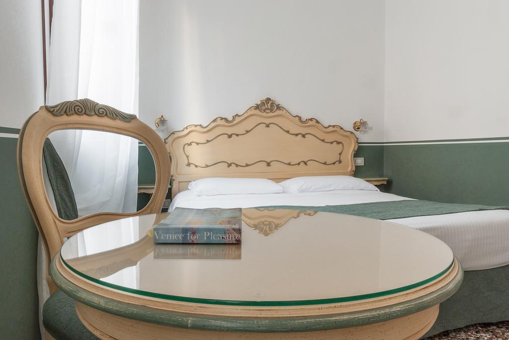 Ca' San Trovaso - 6 Bed & Breakfast Venice